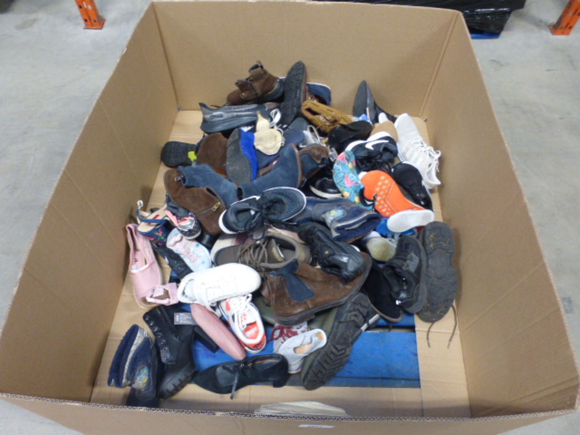 Half pallet box of loose assorted used shoes (some odd pairs)