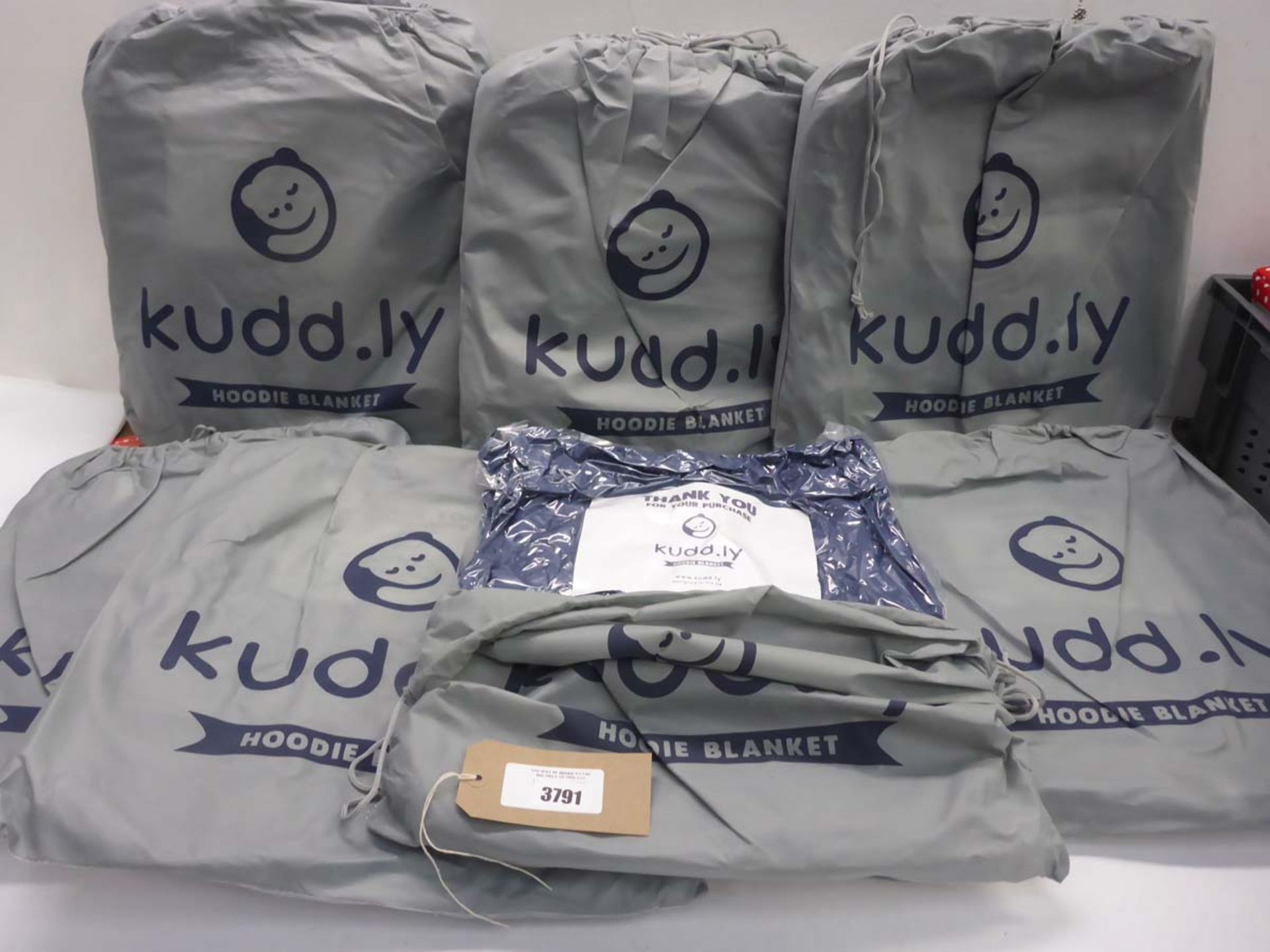 7 x Kudd.ly hoodie blankets