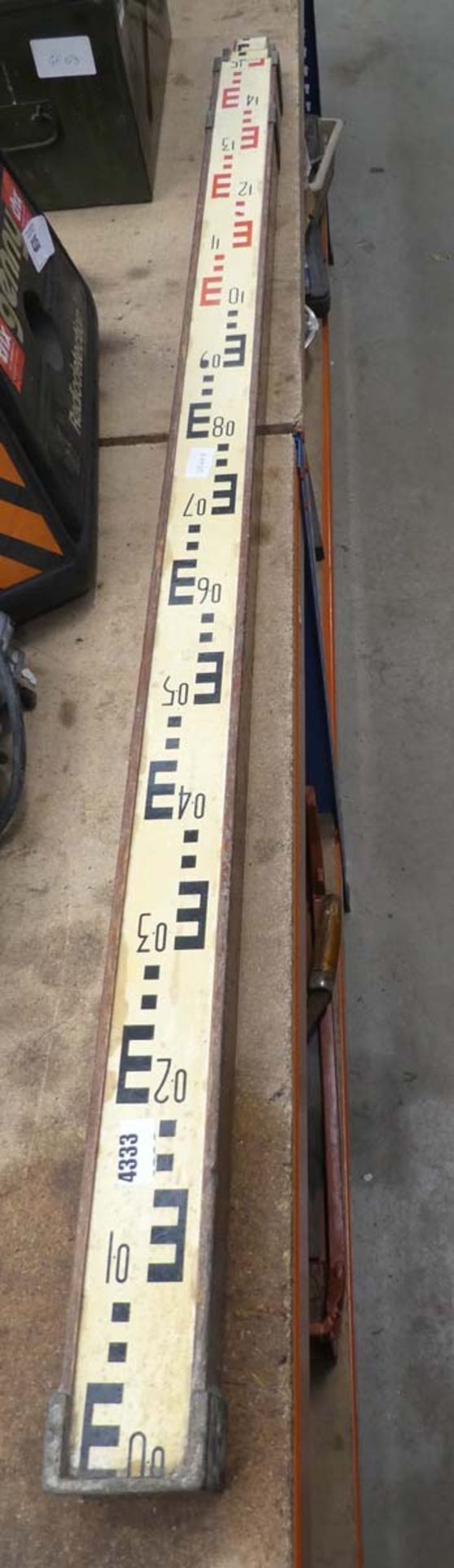 Vintage builder's measuring level staff