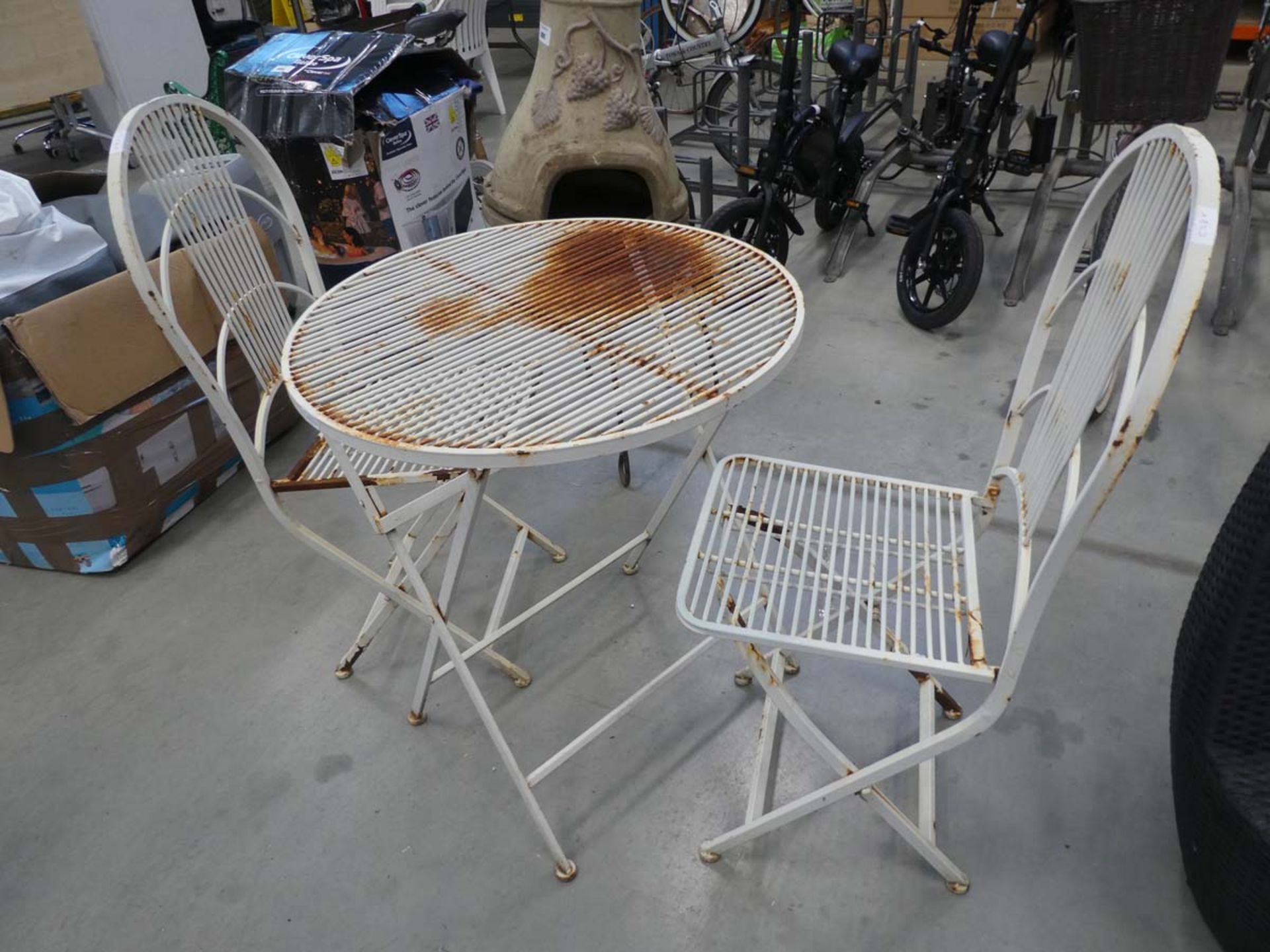 Metal bistro set consisting of 2 chairs and a round metal fold up table