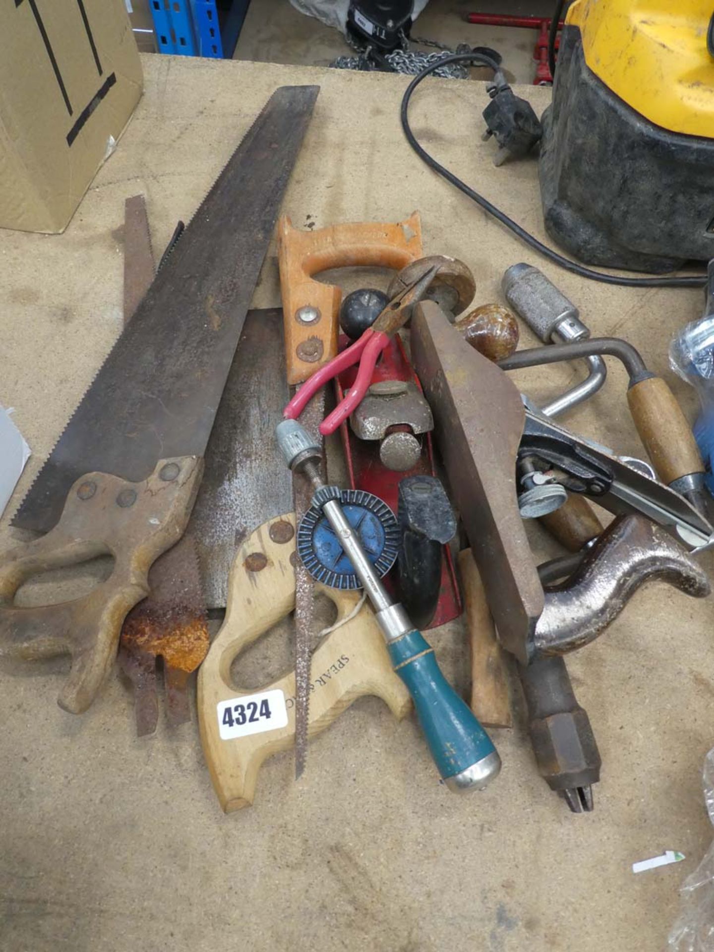 Small quantity of hand tools