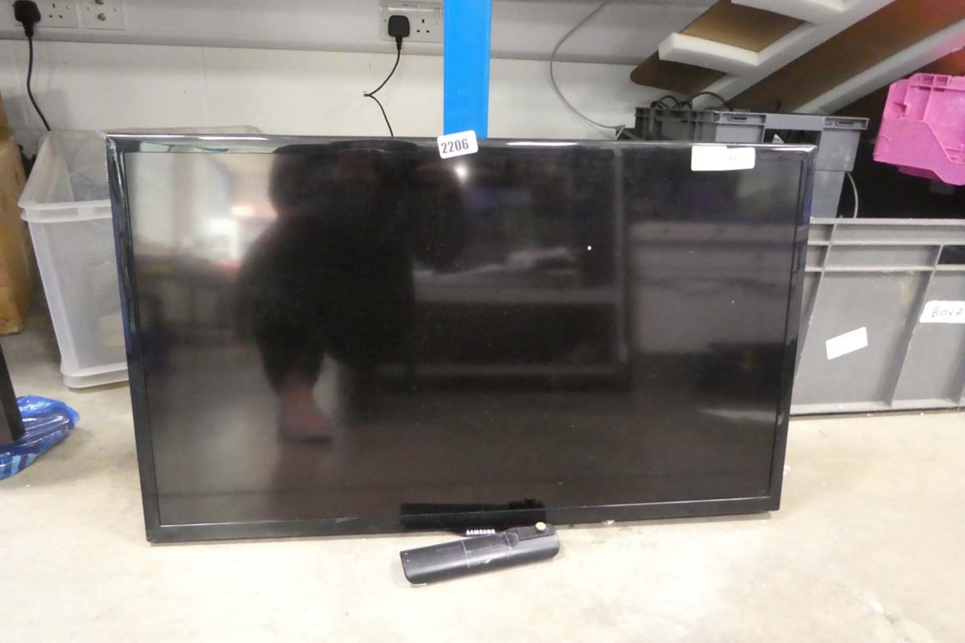 (R16) Samsung 32in LCD TV model UE32F500AK, with remote and wall mount bracket (no stand)