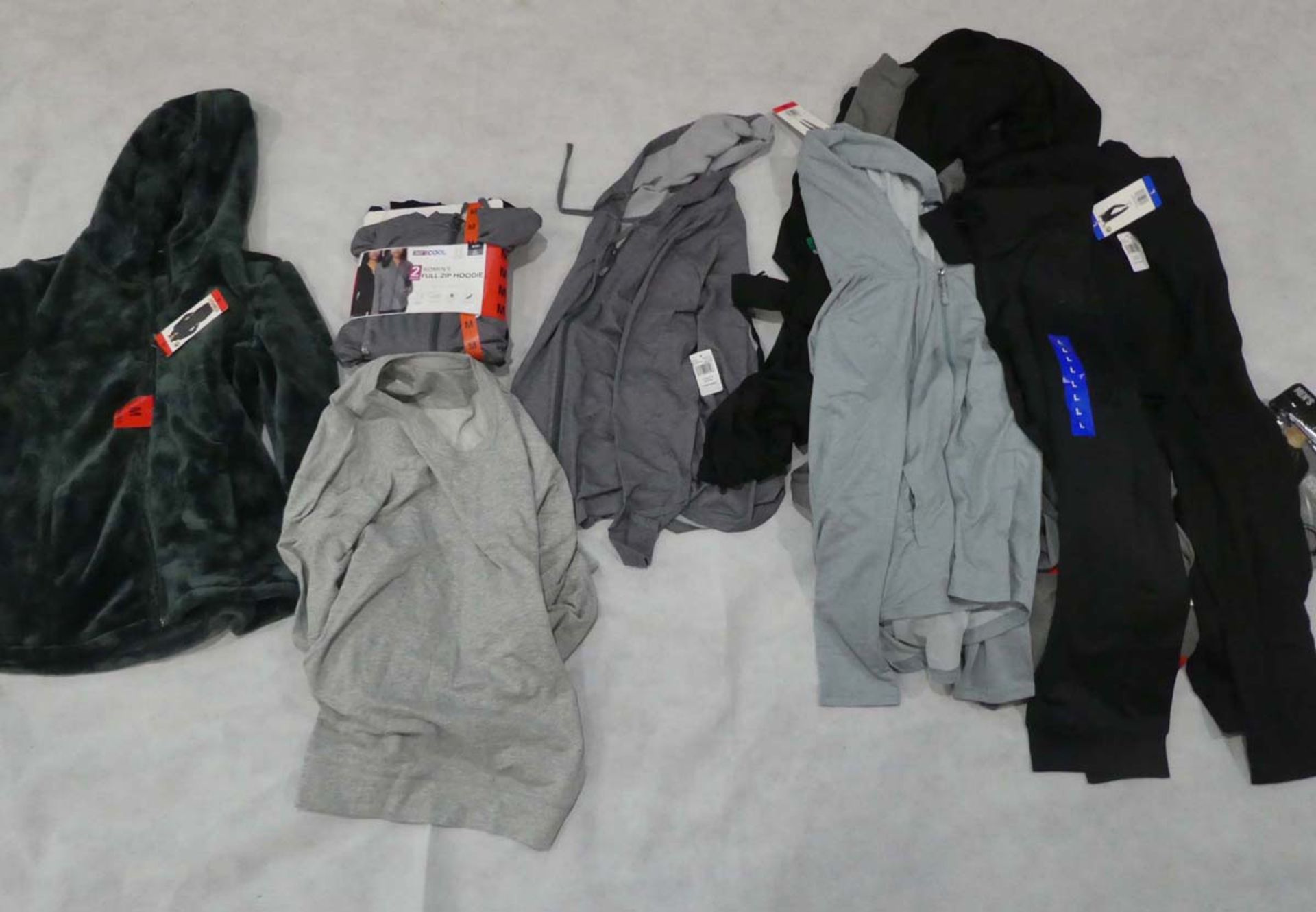 Selection of 32 degree clothing to include hoodies, fleece, t-shirts and joggers in various