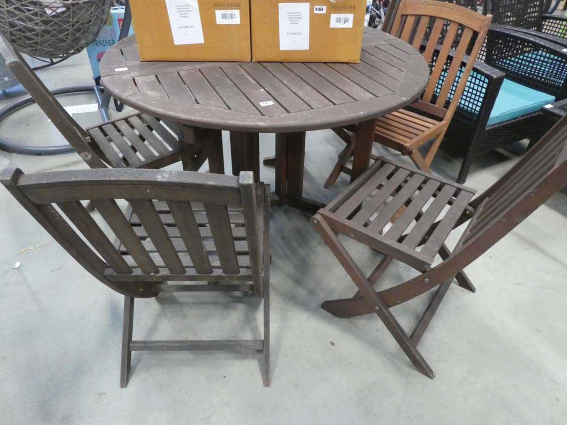 Round wooden garden table with 5 folding chairs