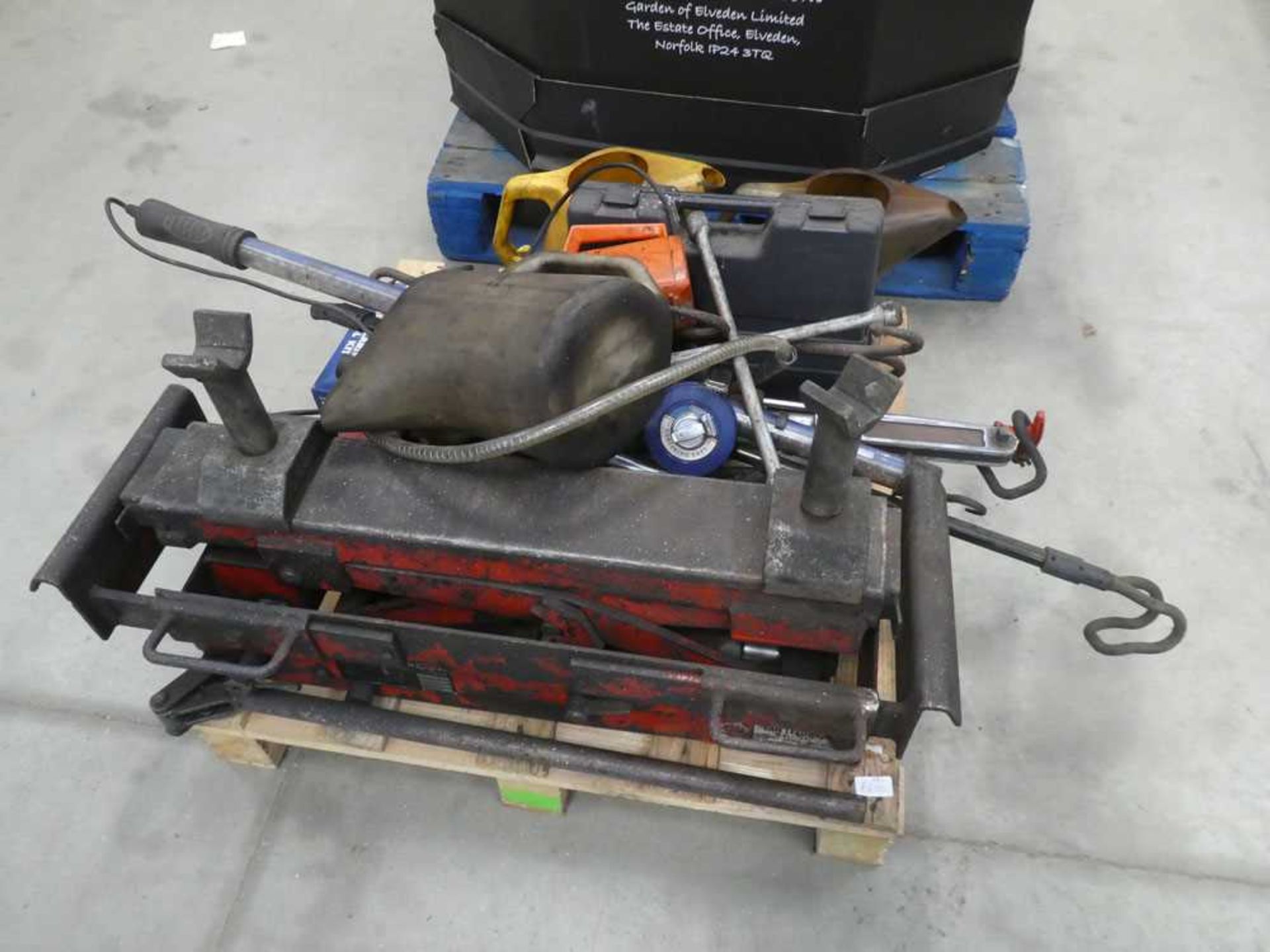 Vanleeuwen 2 ton beam jack with various accessories and tools