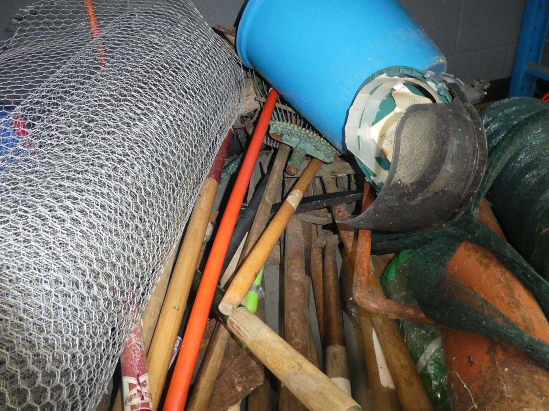 3 quarters of an underbay containing chicken wire, hose, leaf blower, garden tools, jacks, pickaxes, - Image 5 of 6