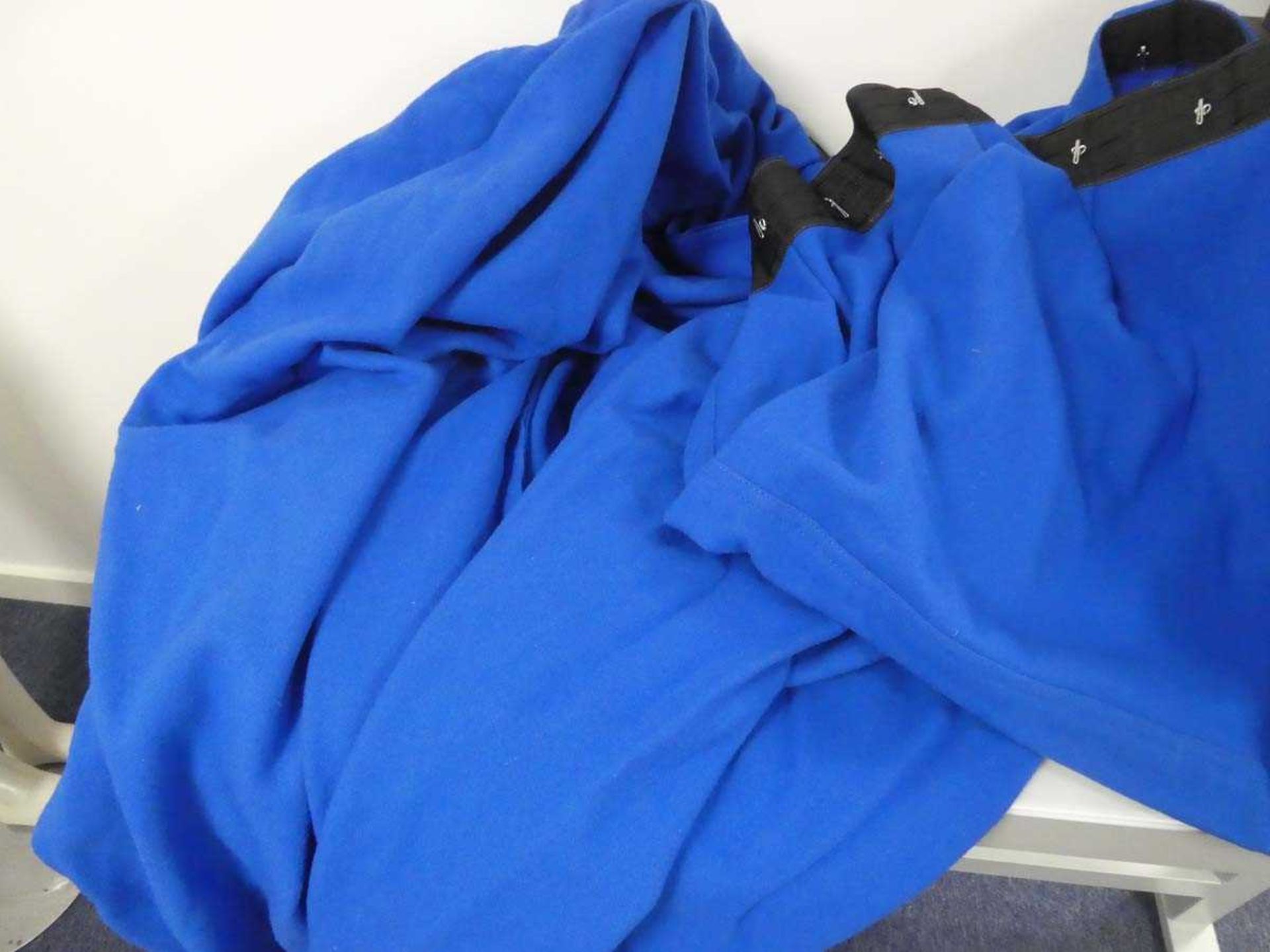 +VAT 2 x chromakey wool hemmed masking drapes (ultra blue) for audio/visual studios (sizes: 1.550m x - Image 2 of 3