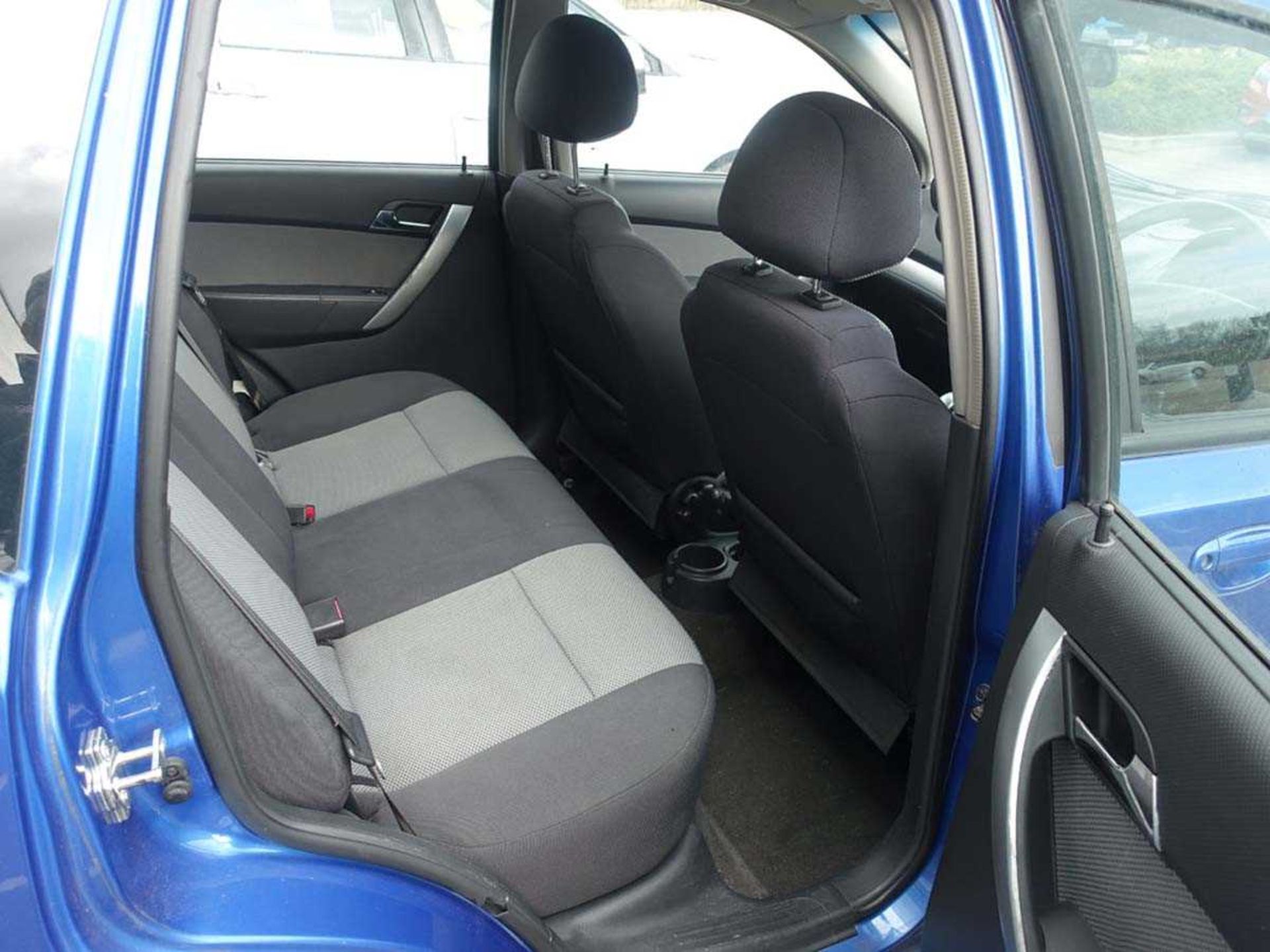 LR59 0PF (2009) Chevrolet Aveo LT Auto in blue, 5 door hatchback, petrol, 1399cc, V5 and two keys, 4 - Image 5 of 10