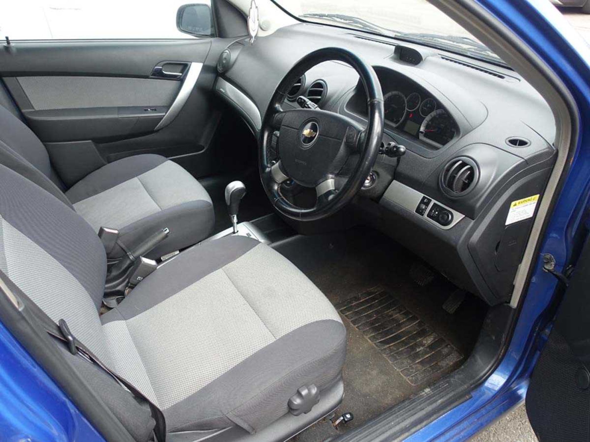 LR59 0PF (2009) Chevrolet Aveo LT Auto in blue, 5 door hatchback, petrol, 1399cc, V5 and two keys, 4 - Image 6 of 10