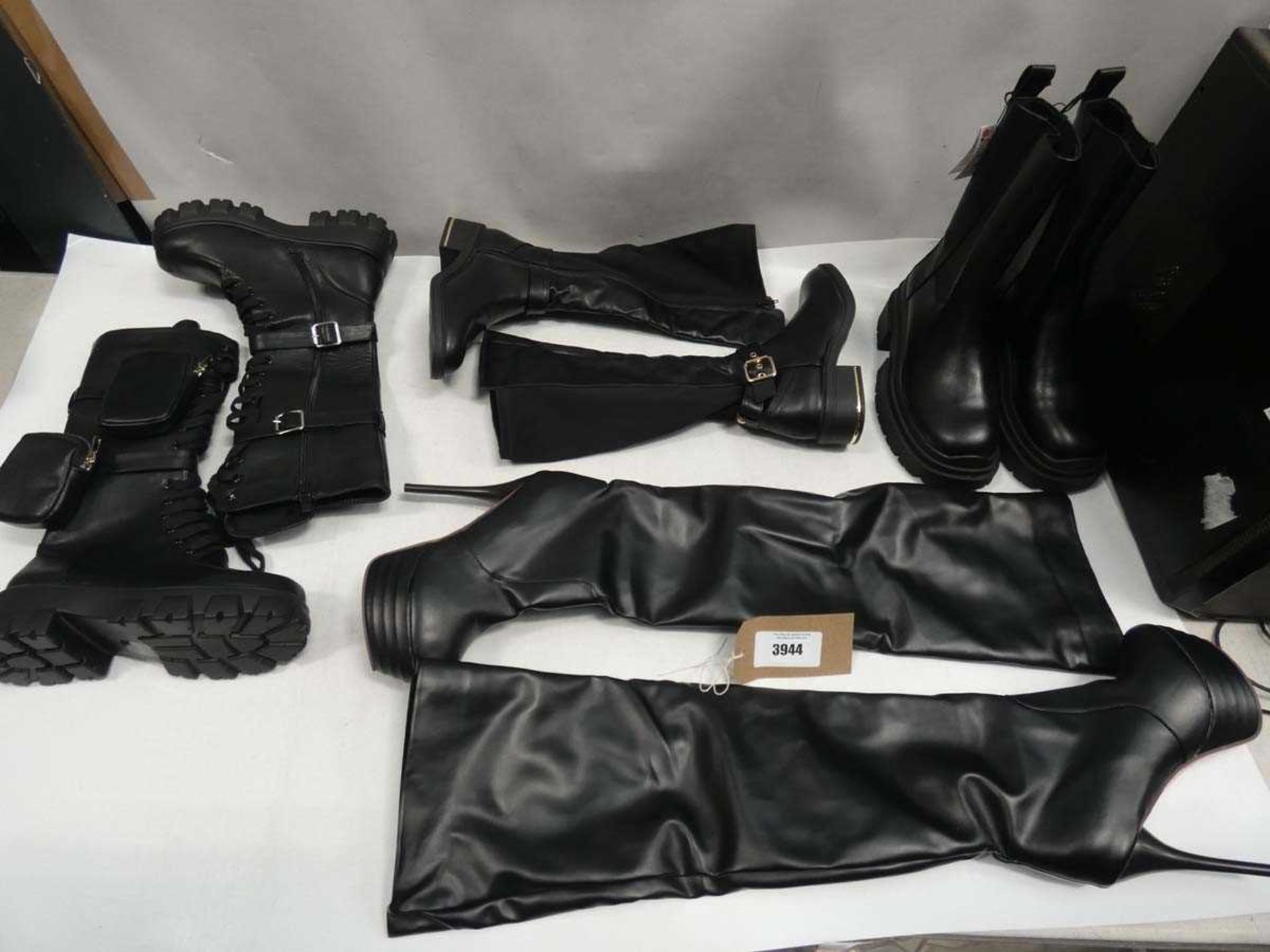 +VAT Bag of loose boots (5 pairs)