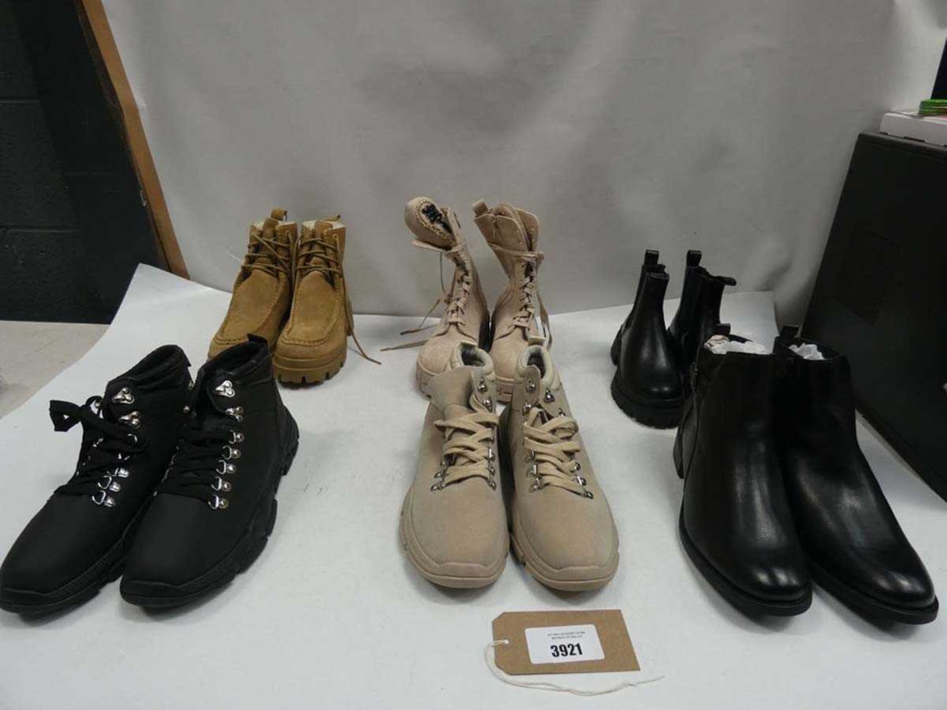 +VAT Bag of loose boots and ankle boots (7 pairs)