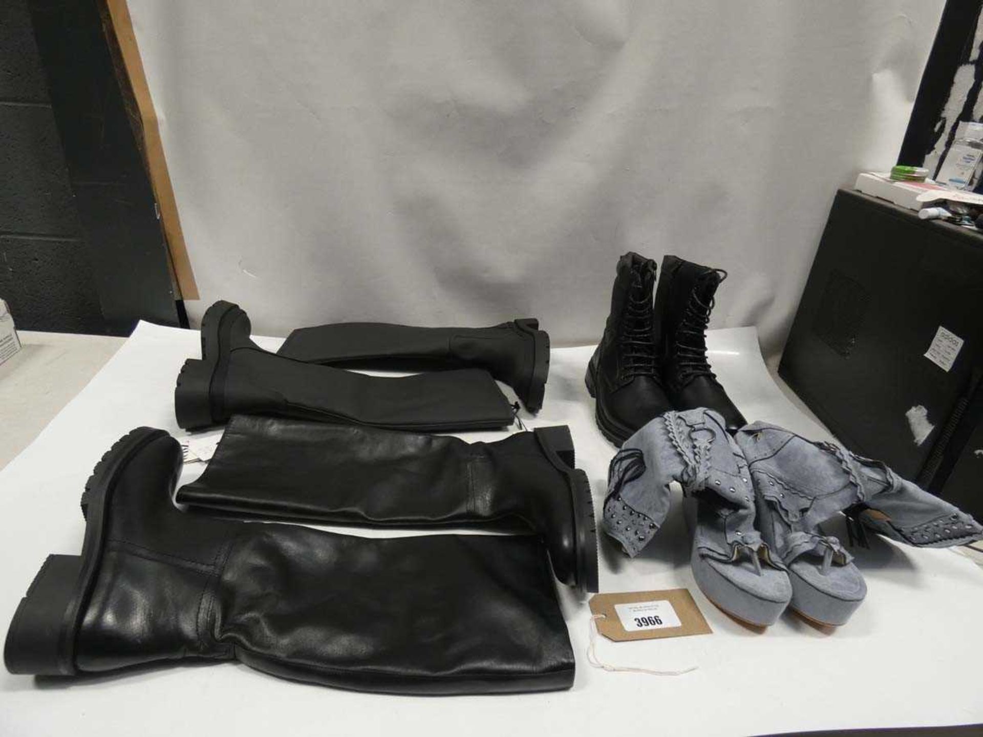 +VAT Bag of loose boots (5 pairs)