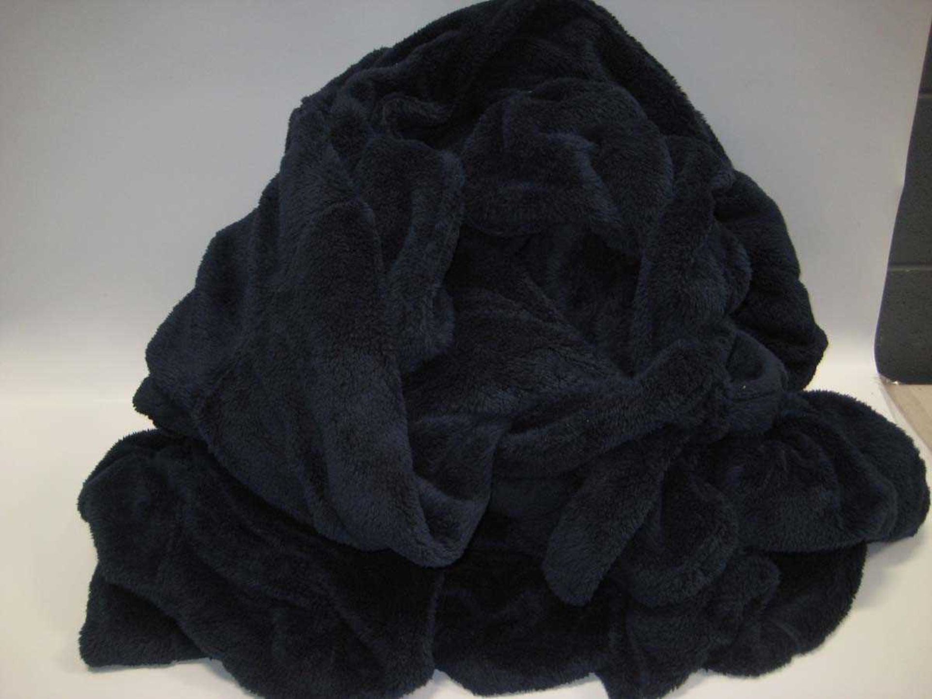 +VAT Bag containing 3 plush bath robes, in dark blue, various sizes