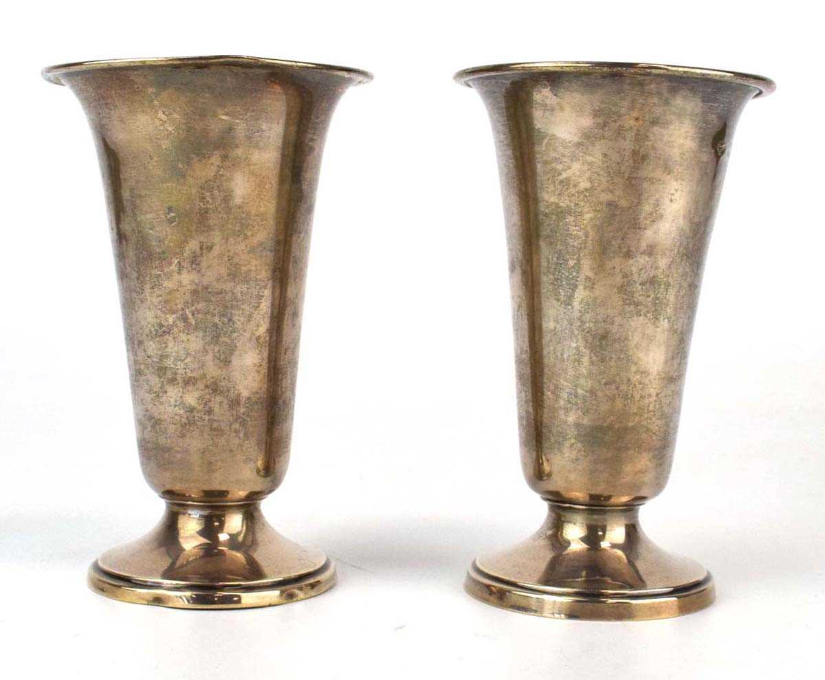 A pair of early 20th century silver vases/beakers of flared form, Goldsmiths & Silversmiths Co.,