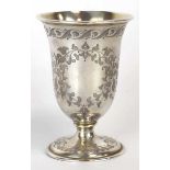 A Victorian silver goblet, etched with foliate motifs, maker RH, London 1862, h. 11 cm, 4 ozs