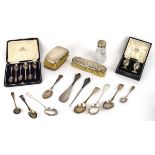 A mixed group of silver comprising a set of six teaspoons and a pair of peppers, both cased,