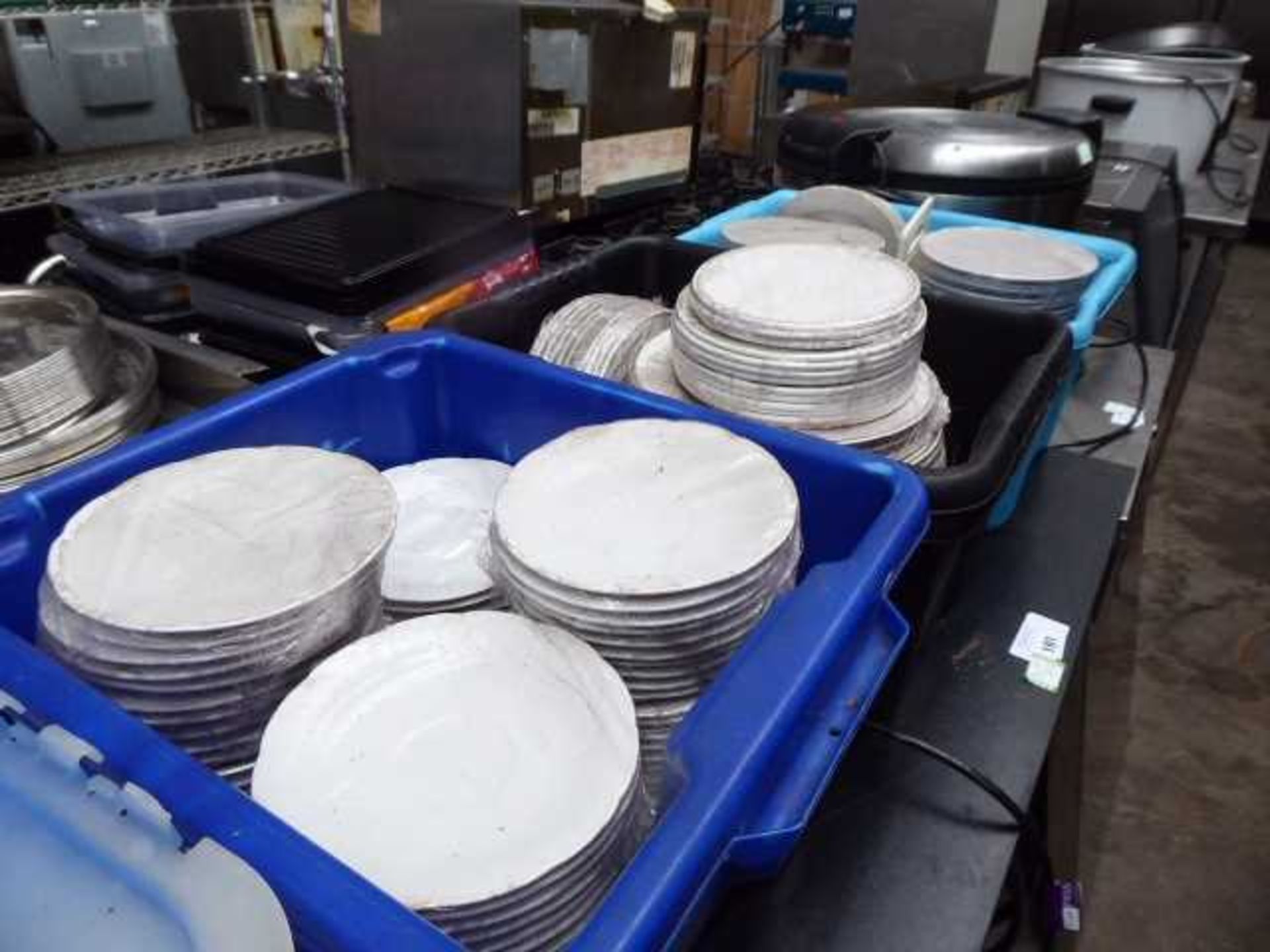 Large quantity of mostly matching crockery including large dinner plates, regular dinner plates, - Image 3 of 4