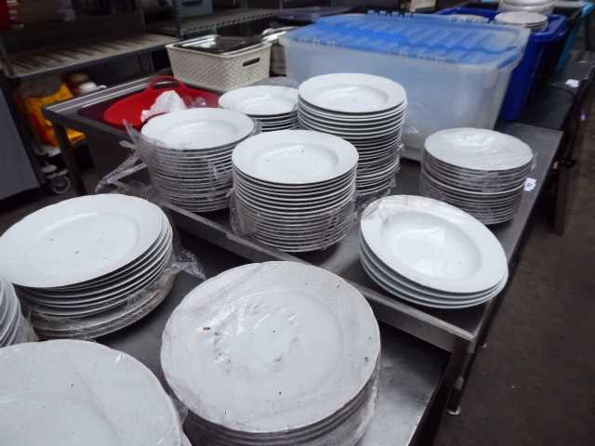 Large quantity of mostly matching crockery including large dinner plates, regular dinner plates, - Image 2 of 4