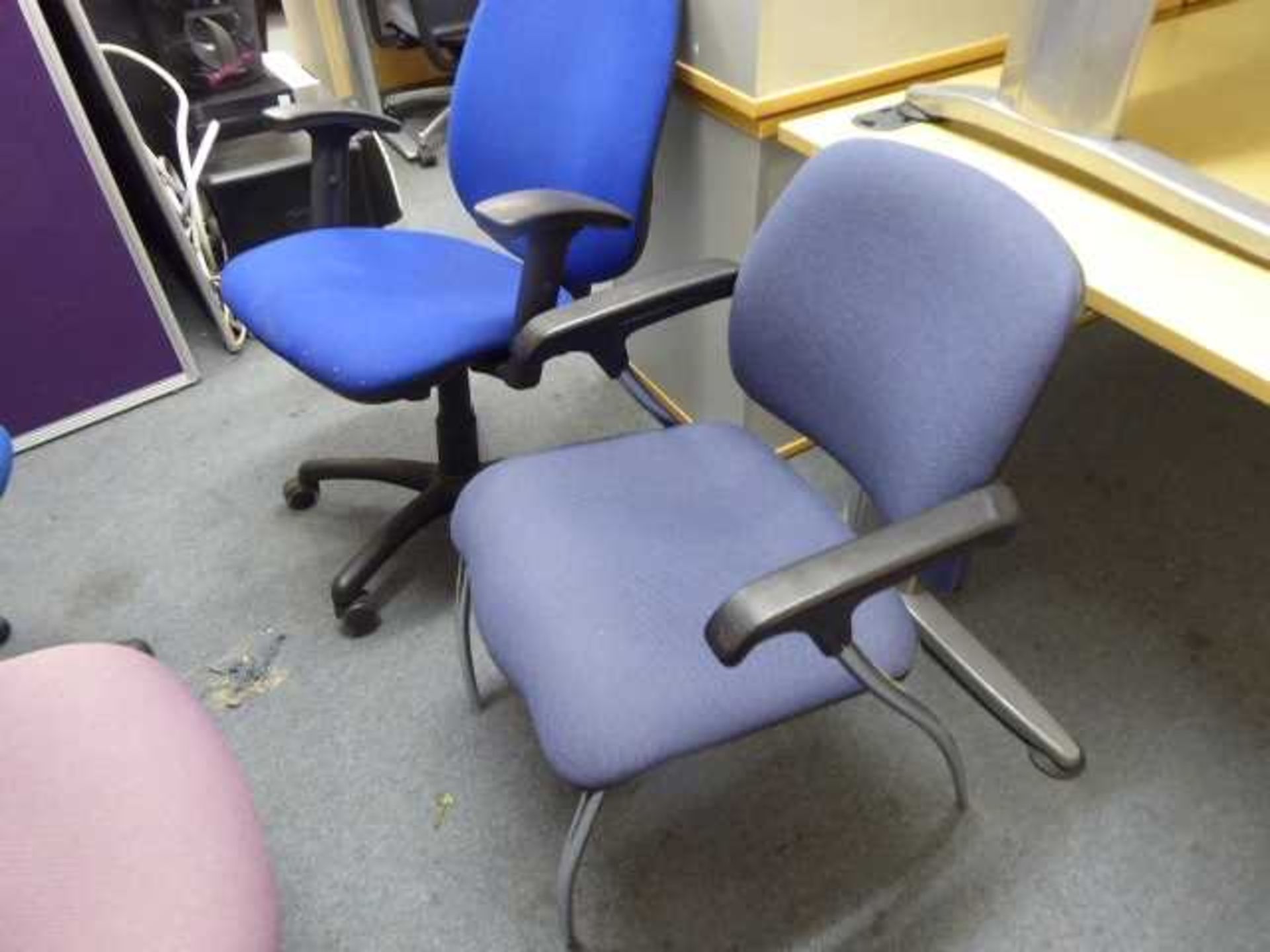 3 purple, 3 blue and 1 dark blue office chairs - Image 2 of 2