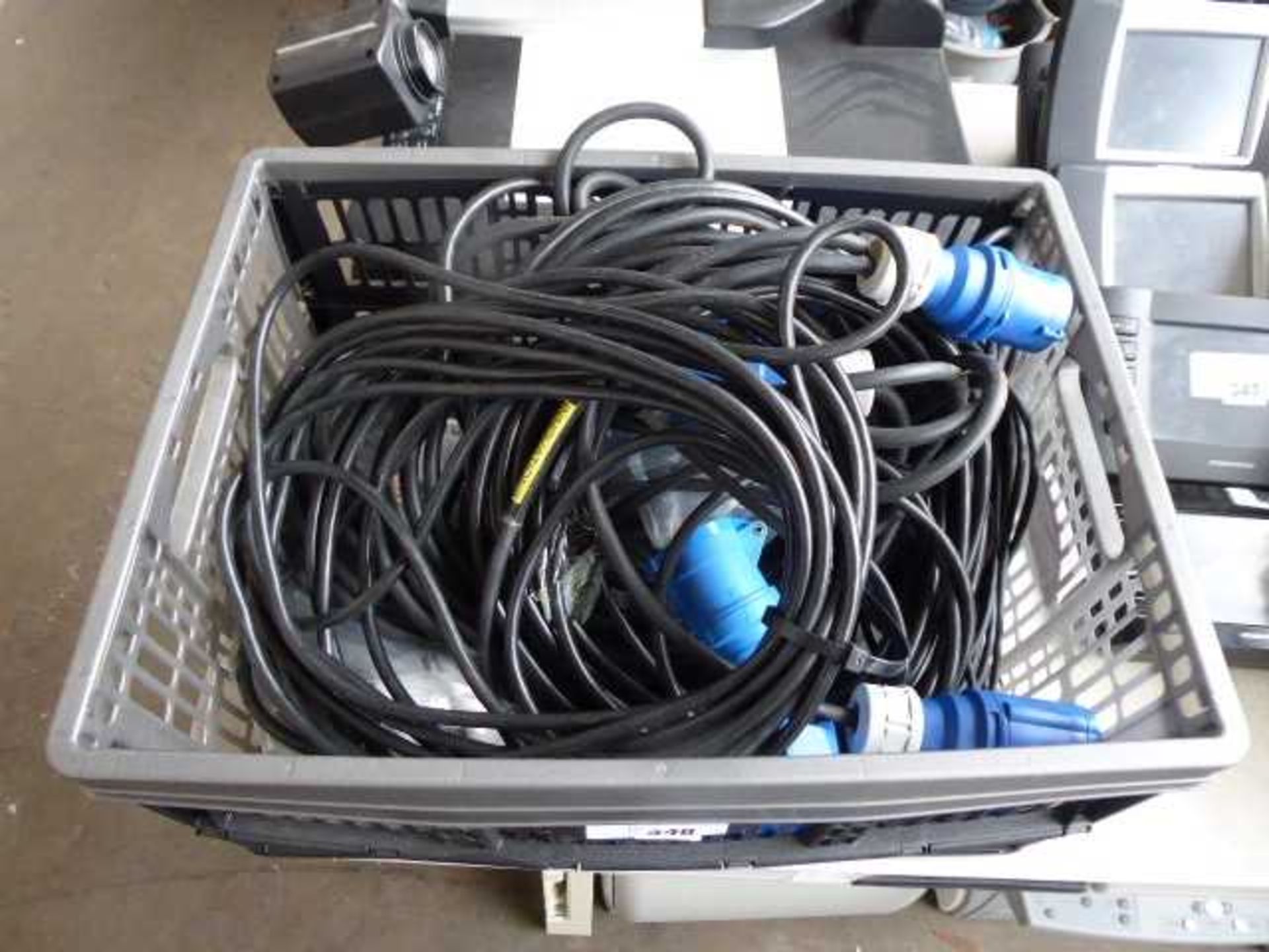 +VAT Tray containing blue commando type plugs and extension cable