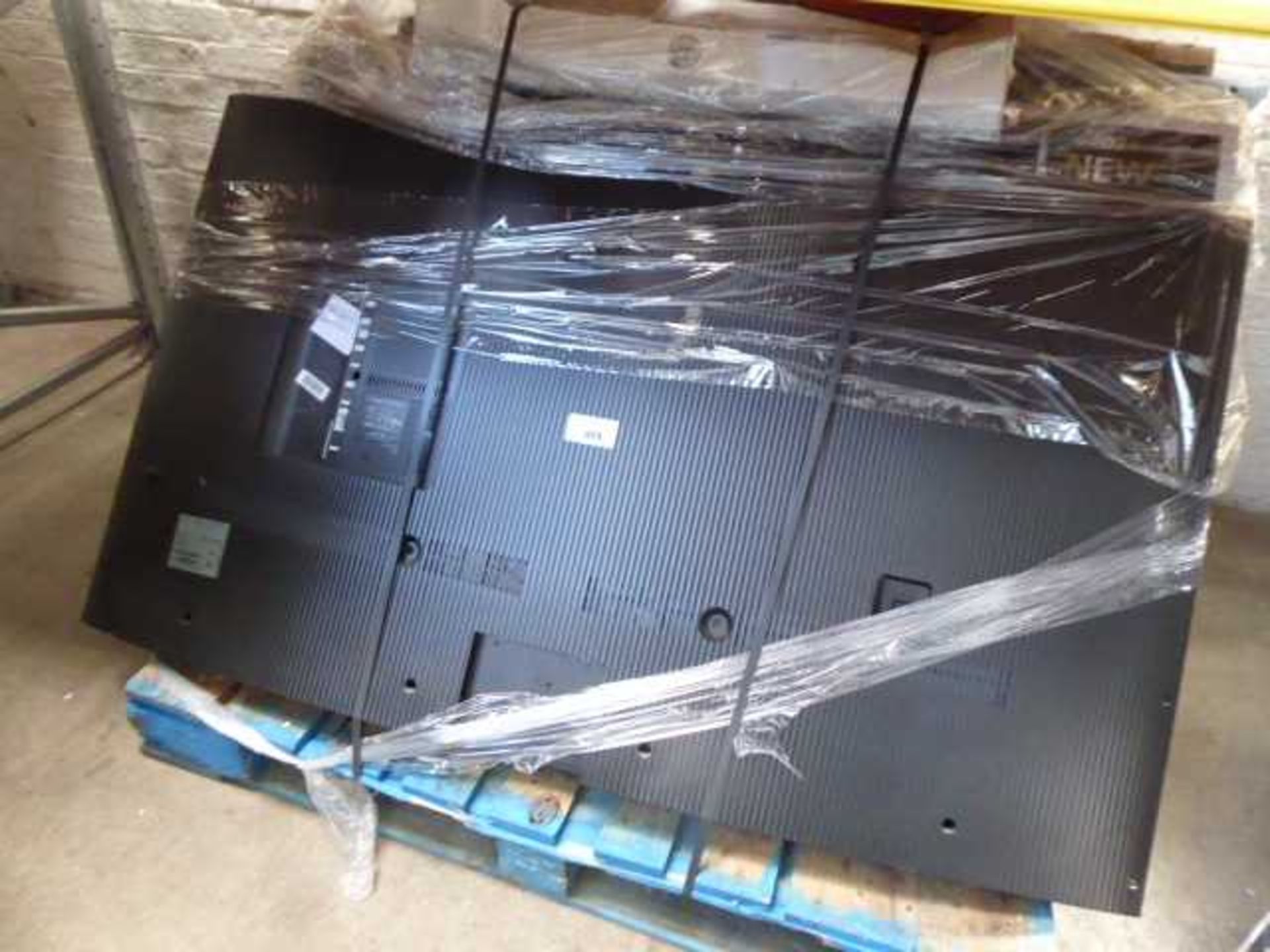 +VAT A pallet of TV’s without motherboards to include; Panasonic TX-55FX550B cracked screen; LG