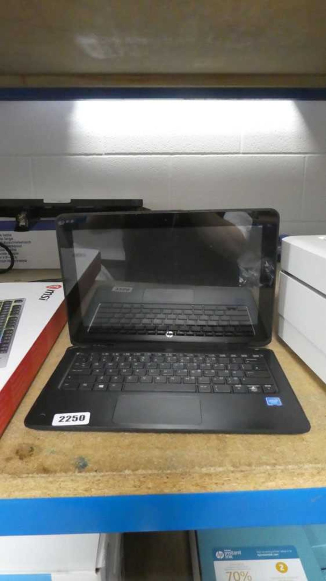 HP intel powered laptop for spare and repair damaged hinge