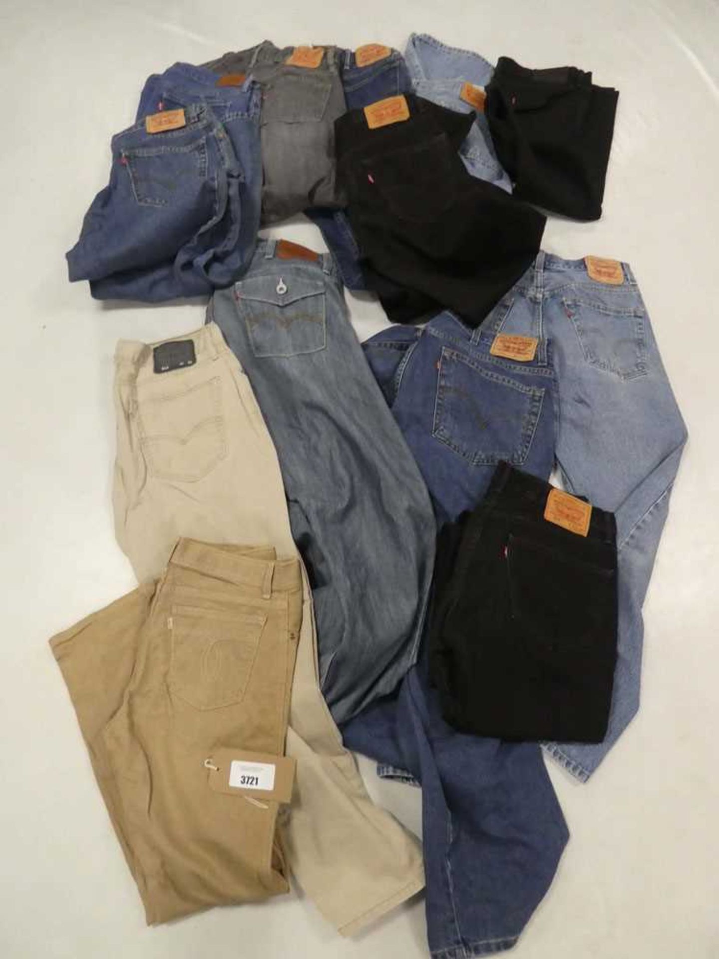 +VAT Large selection of Levi jeans in various colours and sizes (all used)