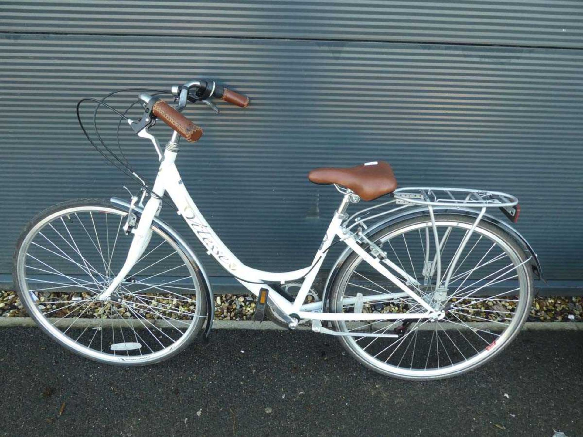 Vitesse white ladies bike