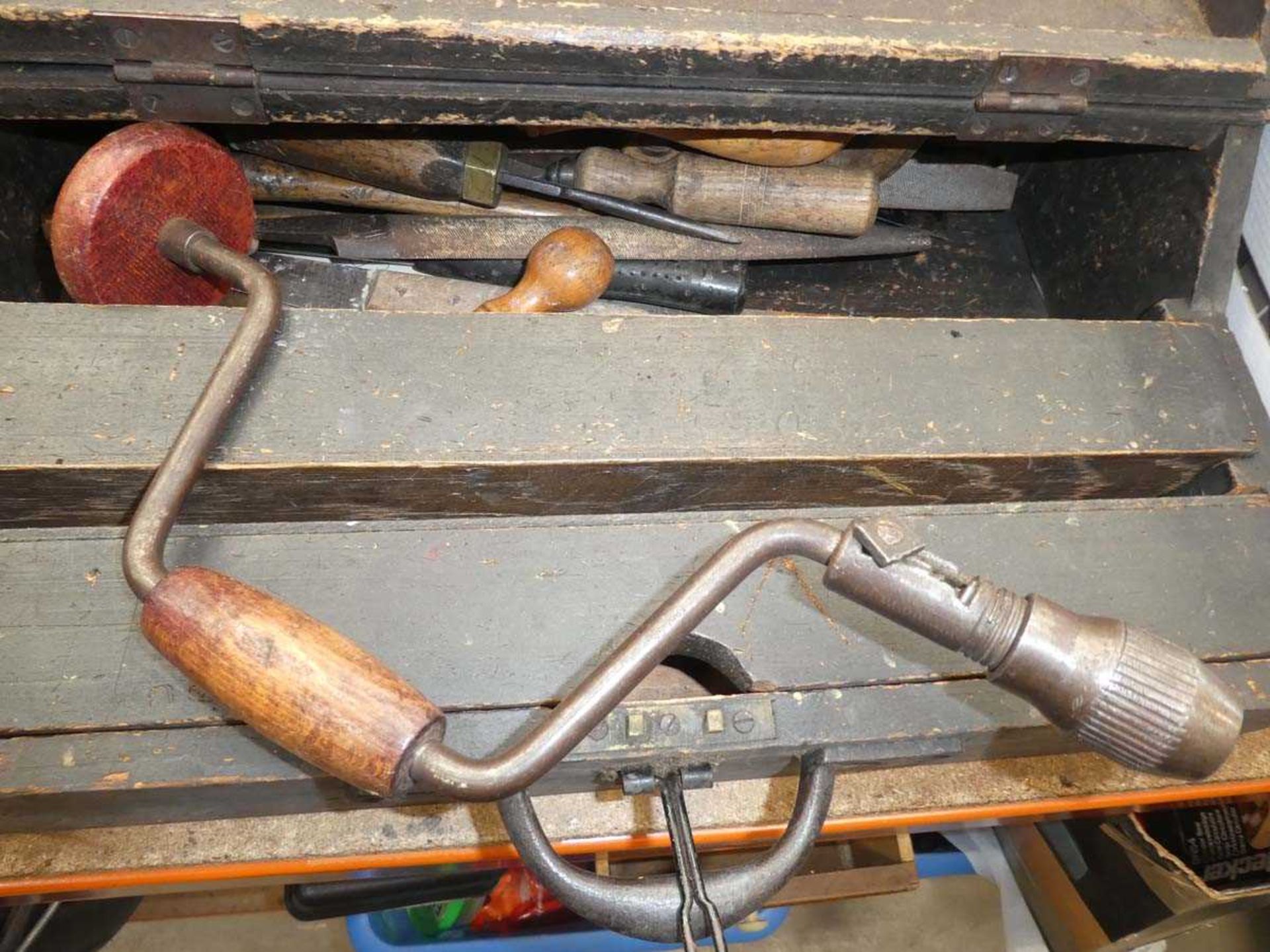 Small wooden toolbox with vintage carpentry tools - Image 2 of 2