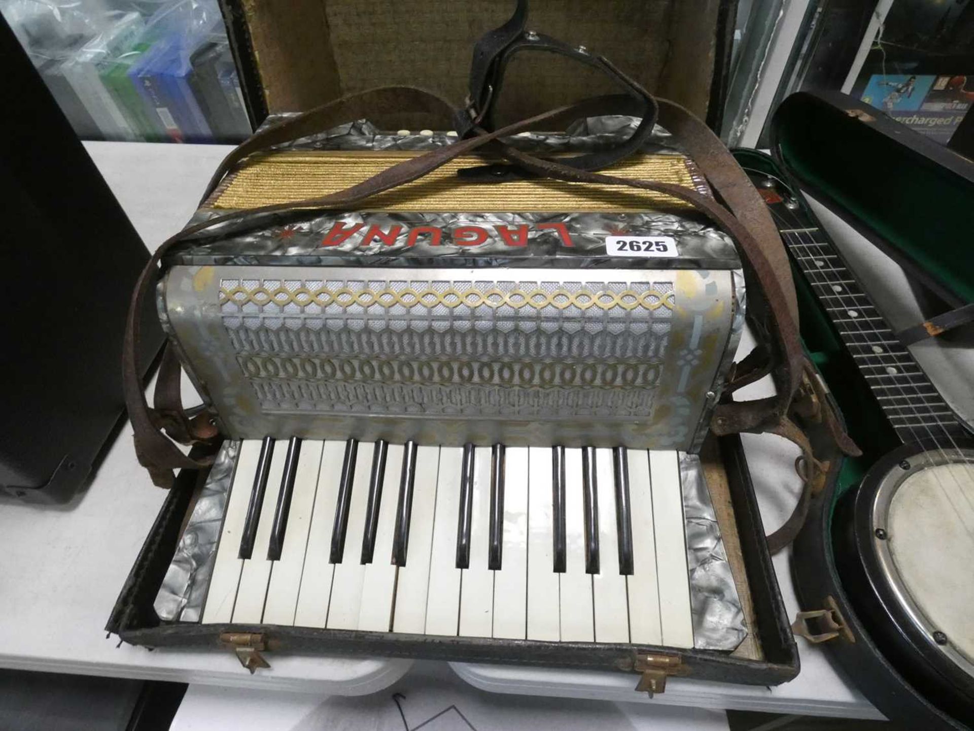 Laguna piano accordion with box