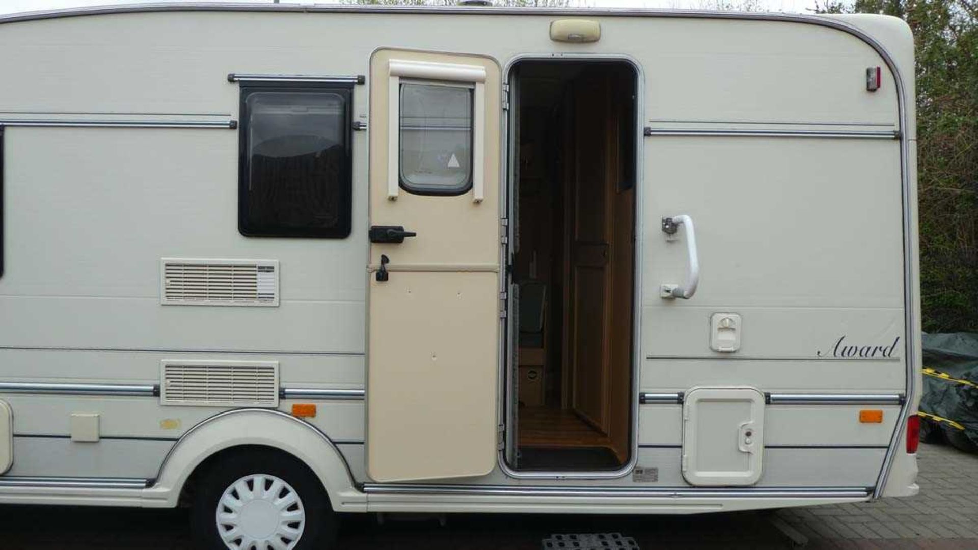Abi Award Morningstar 18ft touring caravan, 4-5 berth with cooker, refrigerator, WC, shower, - Image 3 of 12