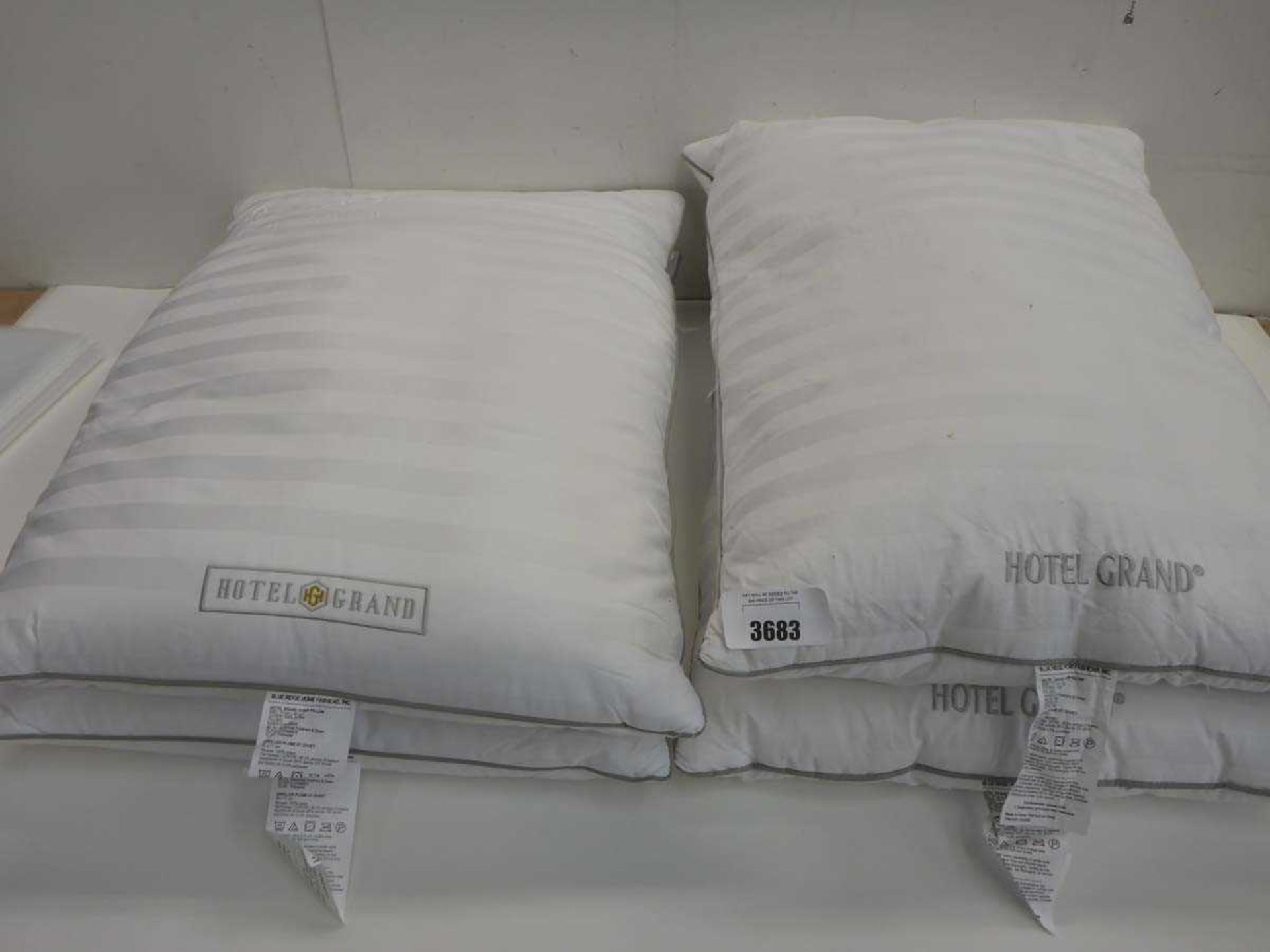 +VAT 4 x Hotel Grand down pillows