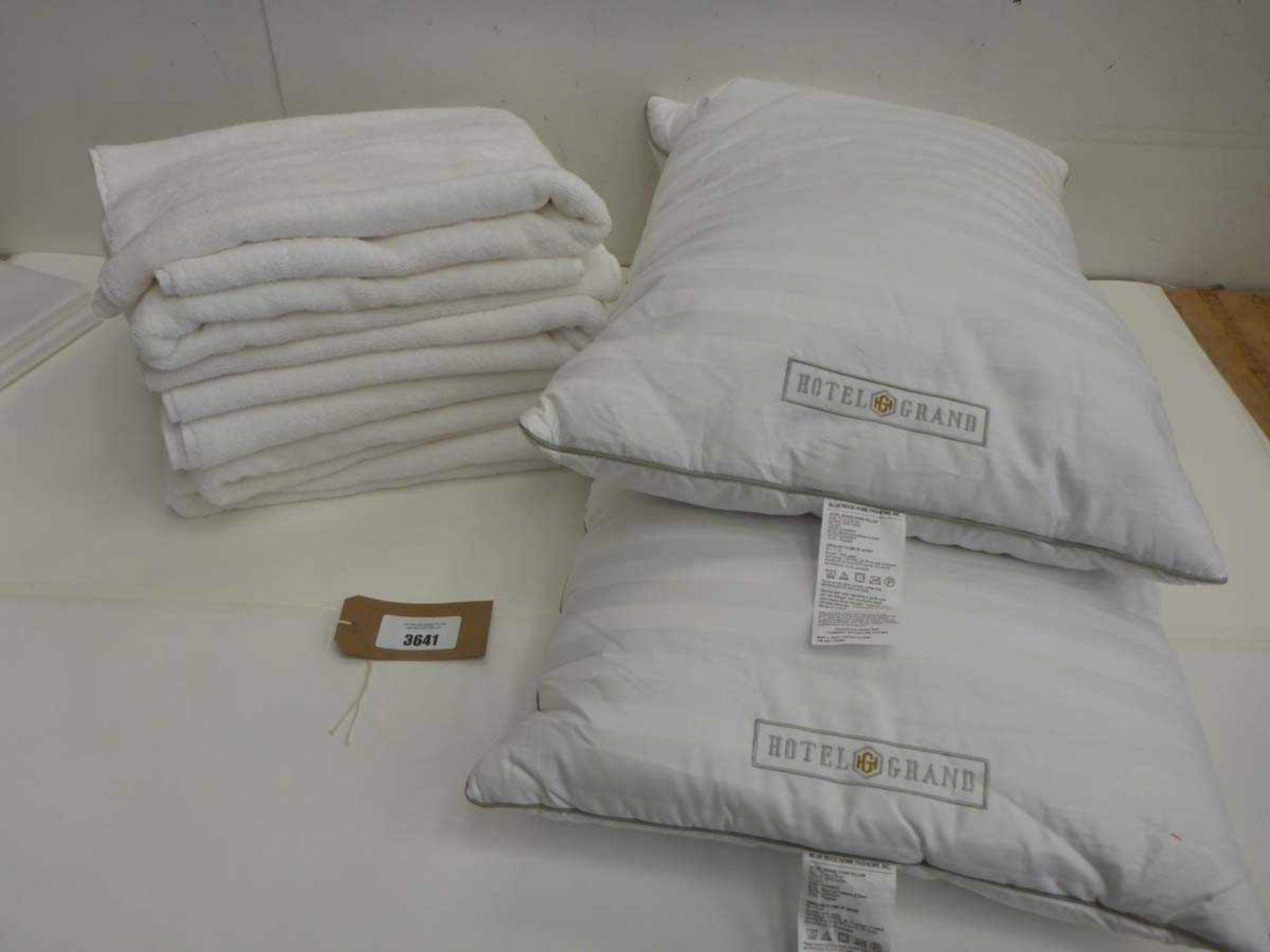 +VAT 6 x Grandeur Hospitality white bath towels & 2 Hotel Grand down pillows
