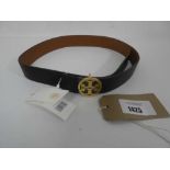 +VAT Tory Burch 1.5" reversible logo belt in black / gold size medium