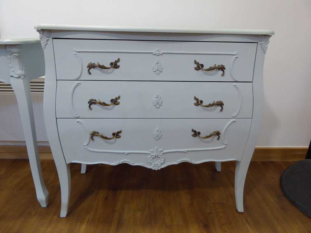 Blue painted bedroom suite comprising 3 drawer chest, side table and 2 matching bedsides - Bild 3 aus 5