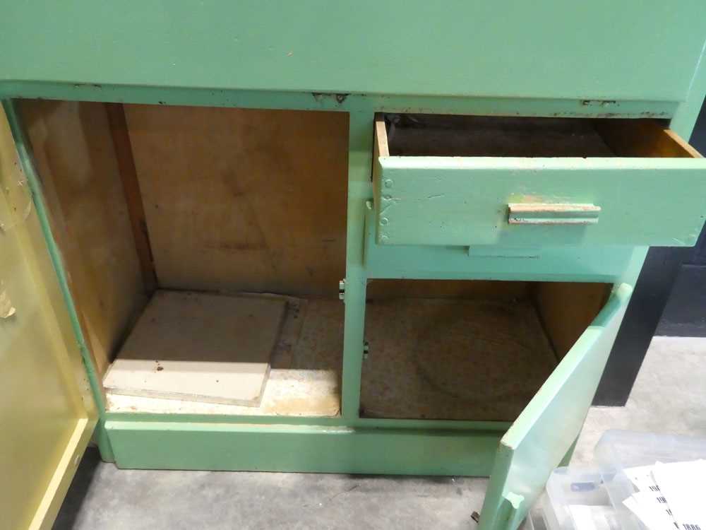 1950s green painted pantry cupboard and a small white metal perforated food store - Bild 4 aus 5