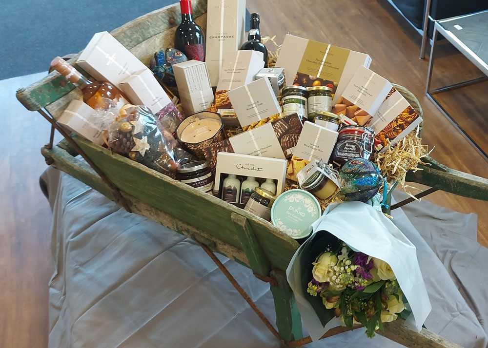 19th Century French provincial oak wheelbarrow containing a hamper of fine food and wines. All - Bild 16 aus 17