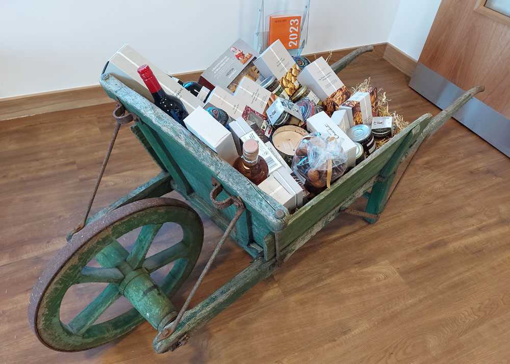 19th Century French provincial oak wheelbarrow containing a hamper of fine food and wines. All - Bild 9 aus 17