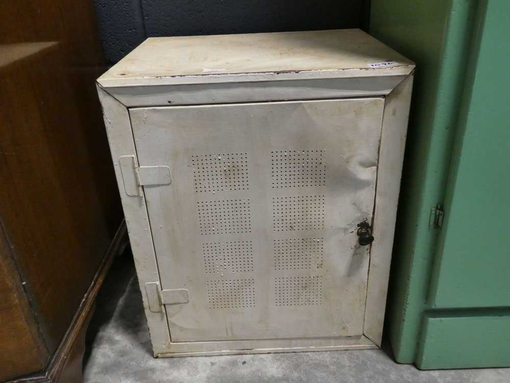 1950s green painted pantry cupboard and a small white metal perforated food store - Bild 5 aus 5