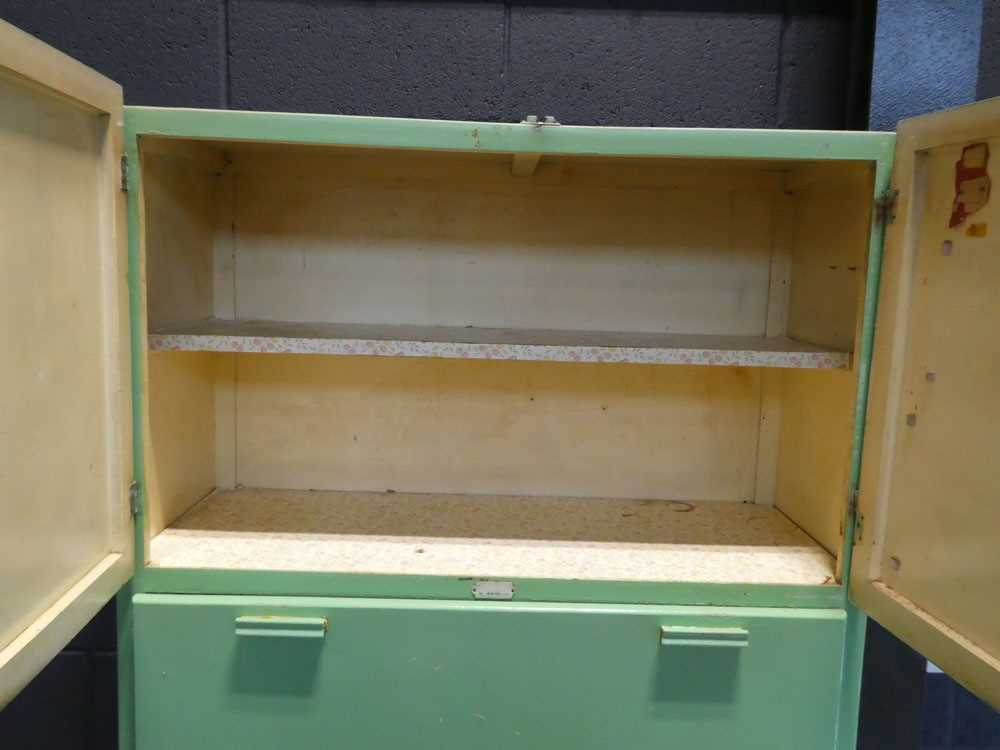 1950s green painted pantry cupboard and a small white metal perforated food store - Bild 2 aus 5