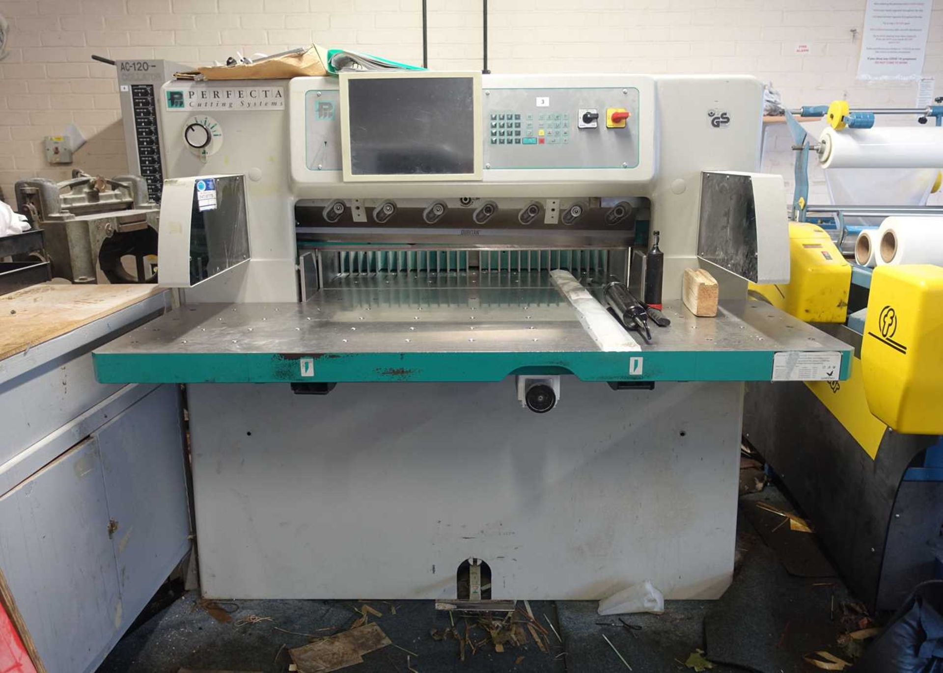 +VAT Perfecta model 92 HTVC guillotine, year 2008 with spare blade