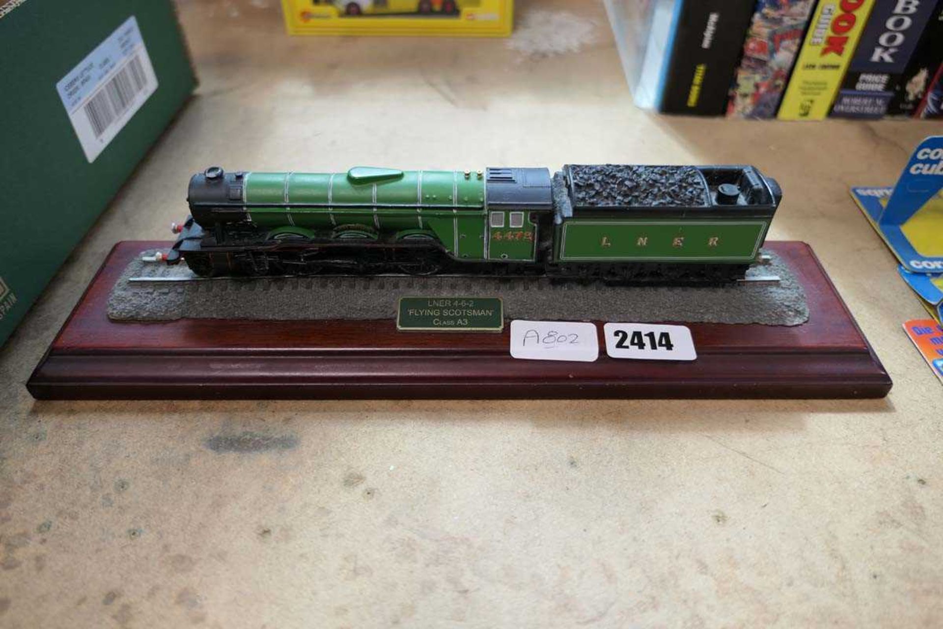 A static model HO gauge model of the LNER 462 Flying Scotsman Class A3 train on stand