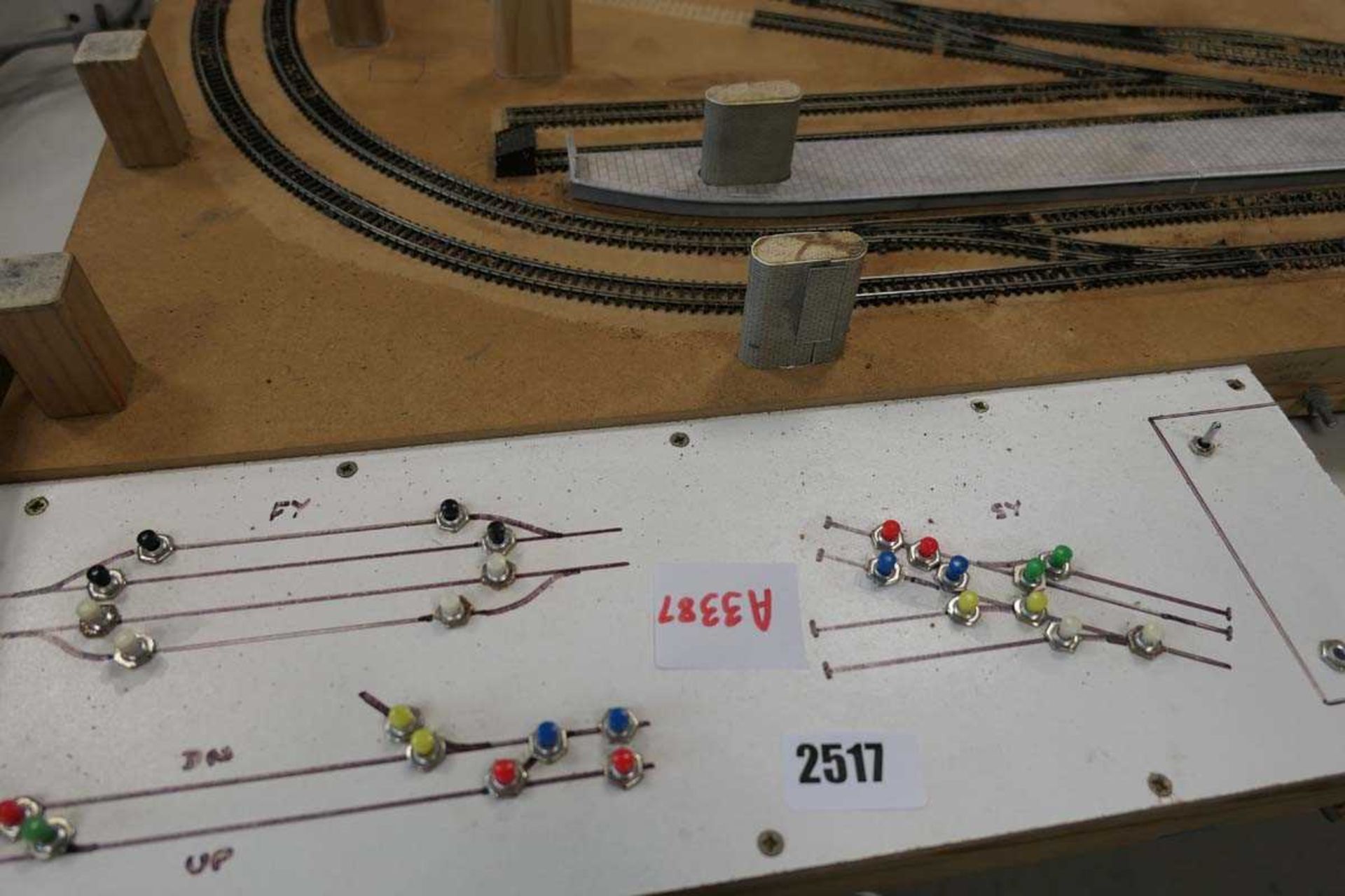 N-guage layout track set with turntable and electrical points - Image 2 of 2