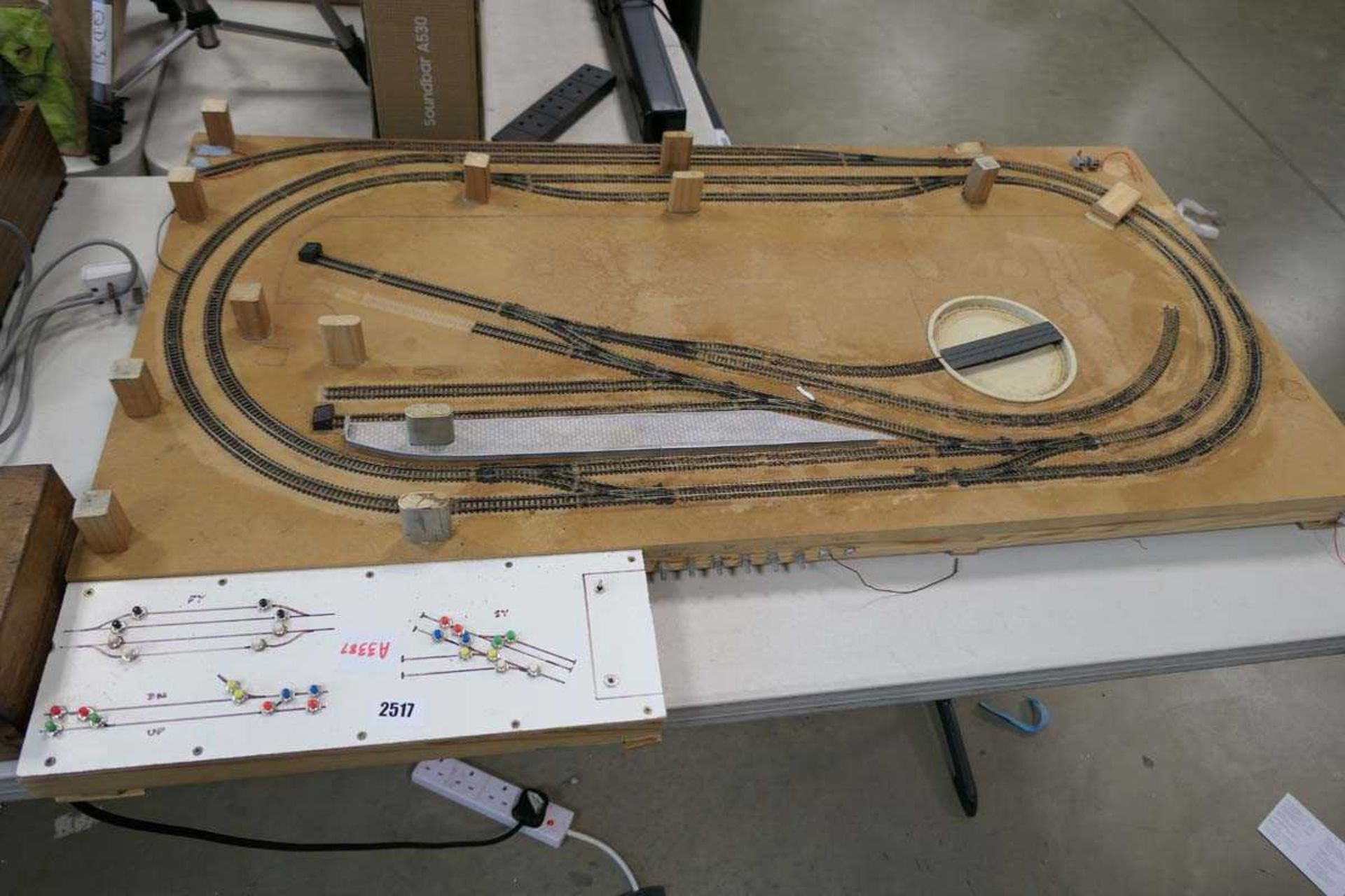 N-guage layout track set with turntable and electrical points