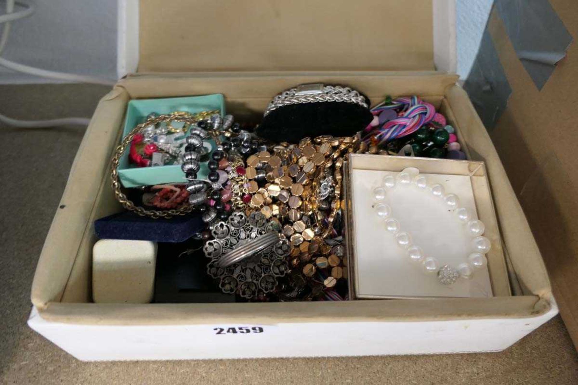 Costume jewellery tray with contents