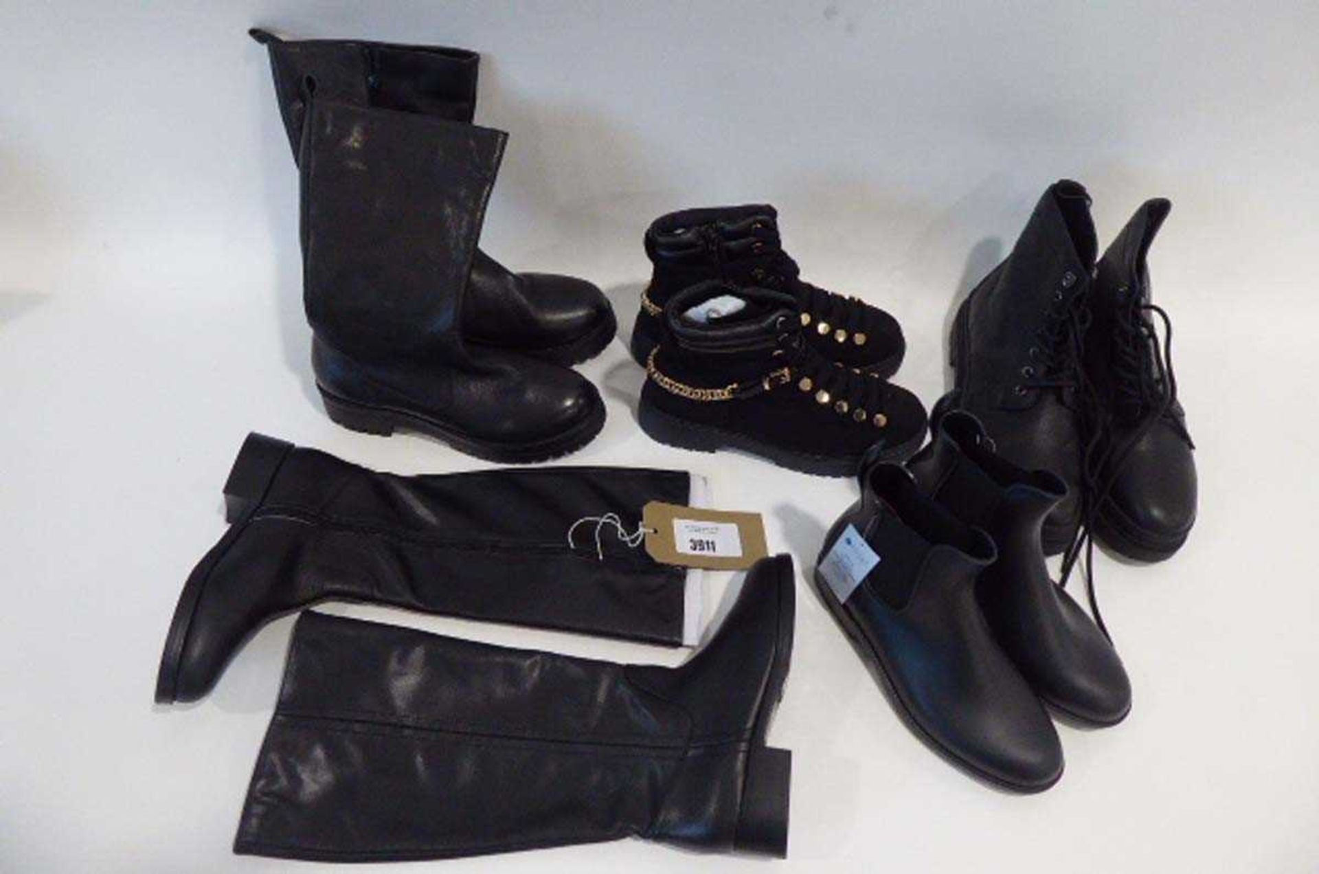 +VAT Bag of loose boots and ankle boots