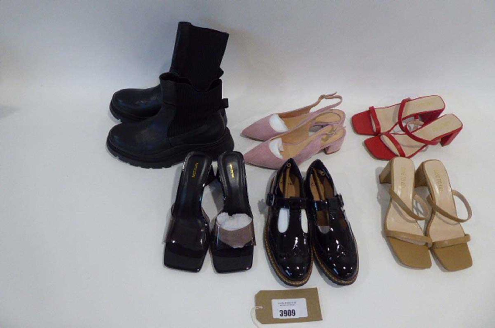 +VAT Bag of loose ladies shoes to include boots and heels