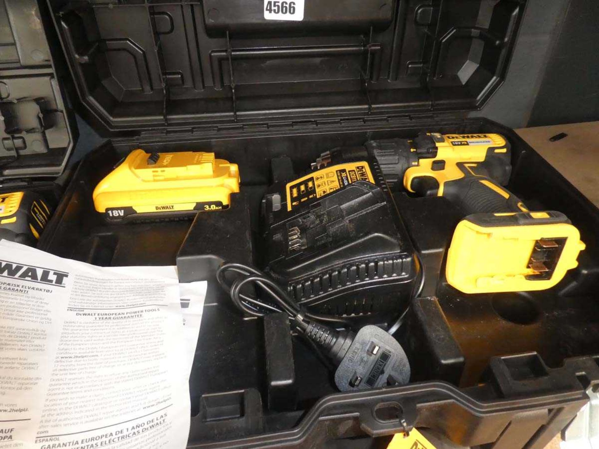 DeWalt battery drill with one battery and charger