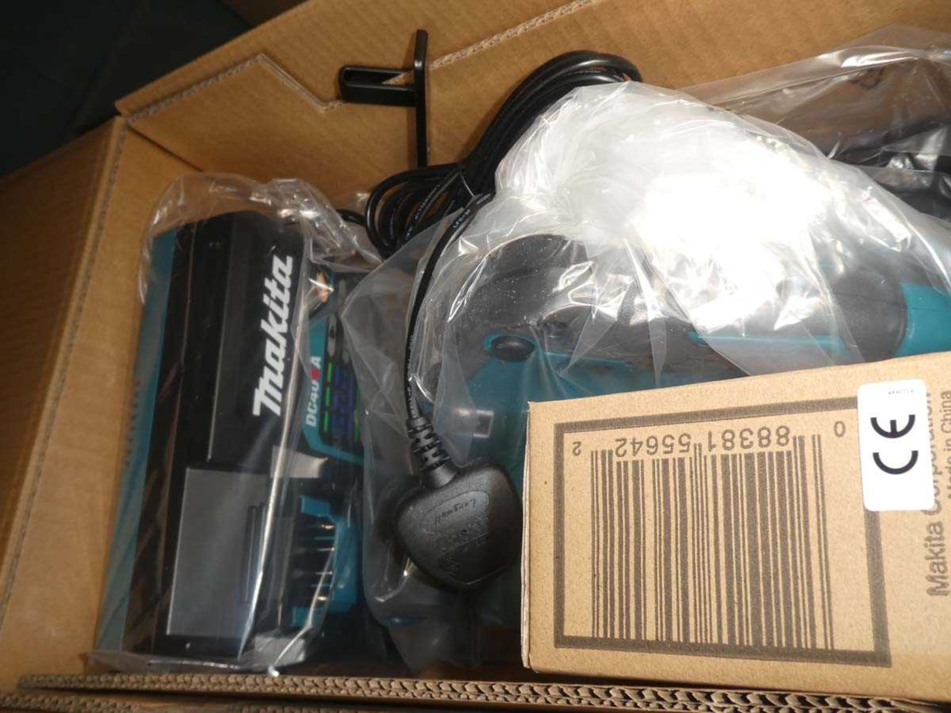 +VAT Makita cordless circular saw complete with one battery and charger - Image 2 of 2