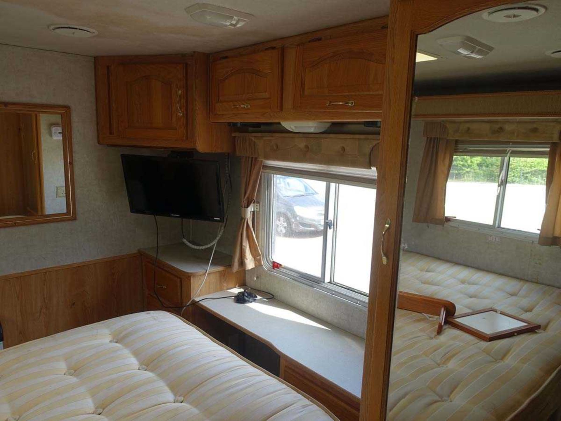 American Motor Home - Image 23 of 44